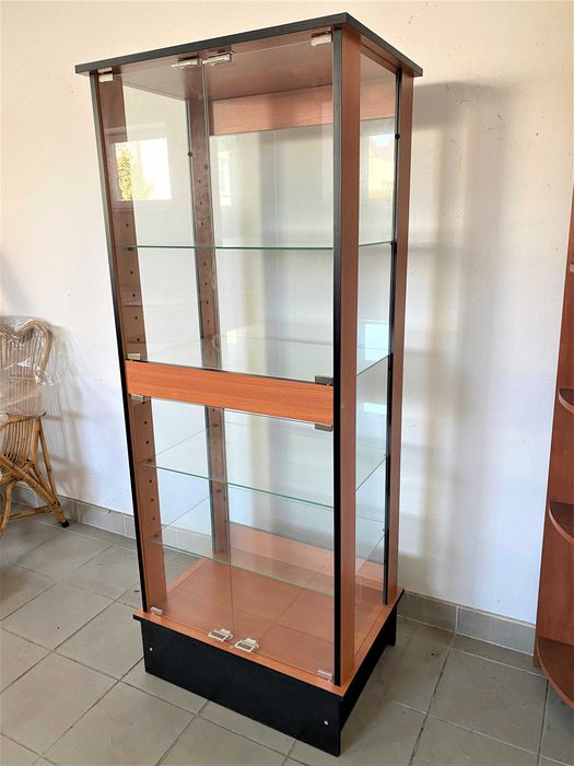 Gablota wysoka, szklano-drewniana, zamykana