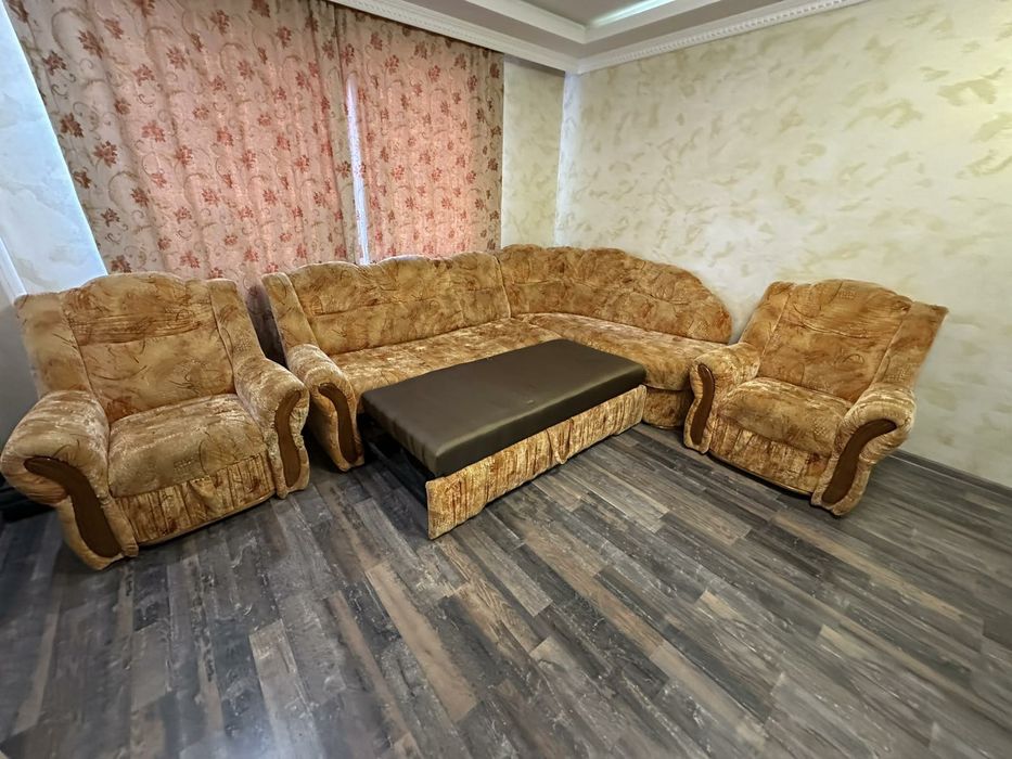 Диван кутовий з двома кріслами