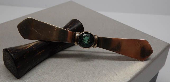 Przedwojenna broszka zielony kamień srebro złocone.