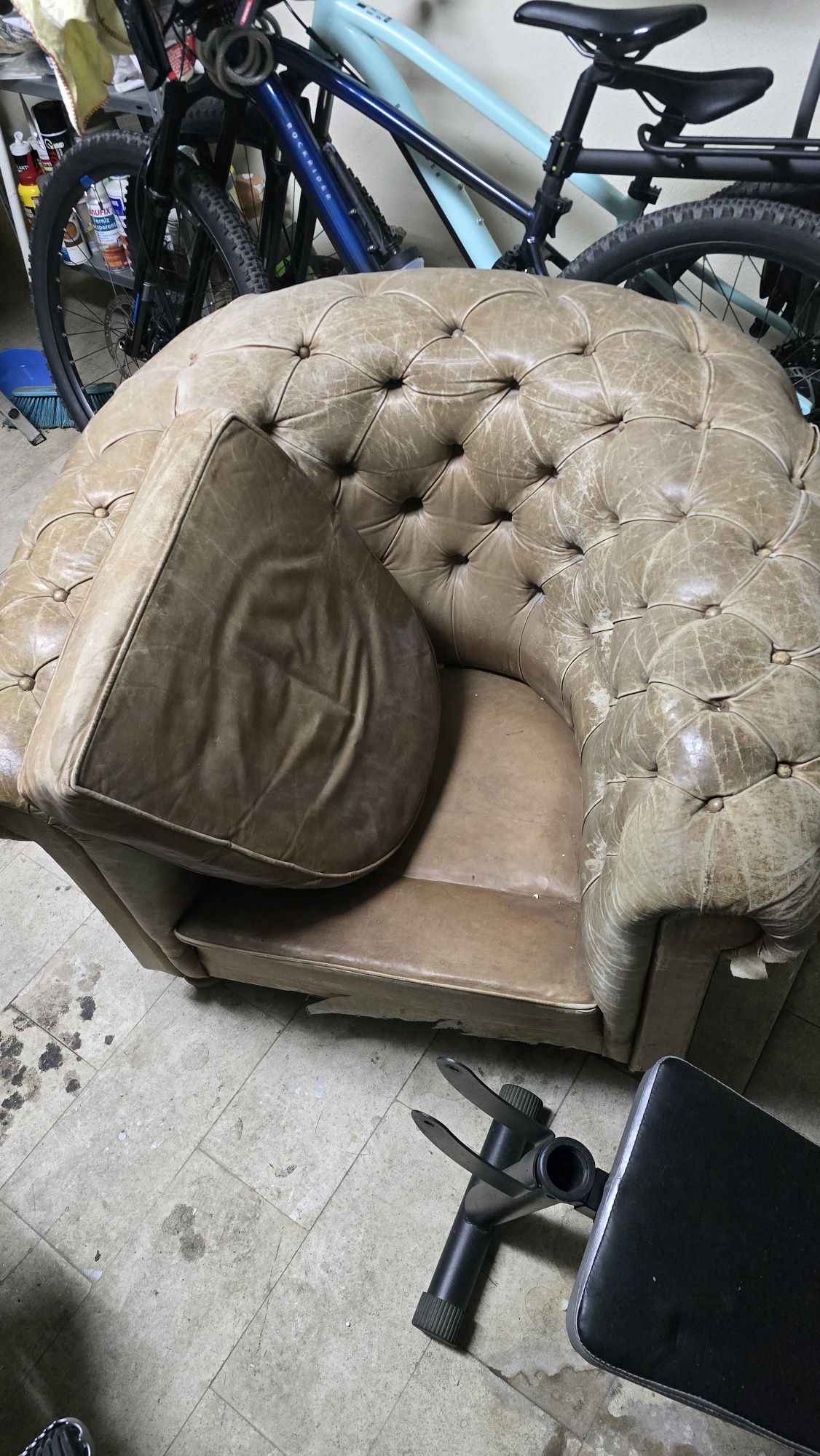 Sofá chesterfield couro