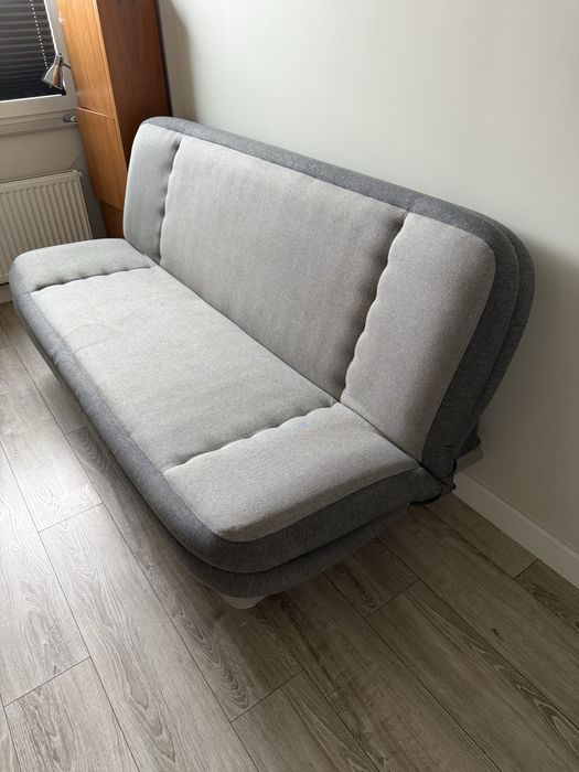 Szara kanapa rozkładana z pojemnikiem na pościel – 2m