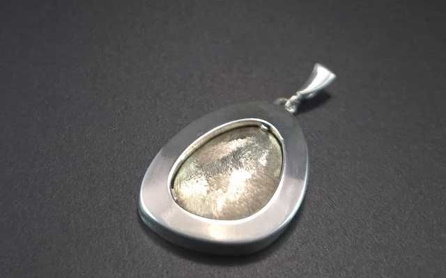 Nietypowa srebrna zawieszka Ag925