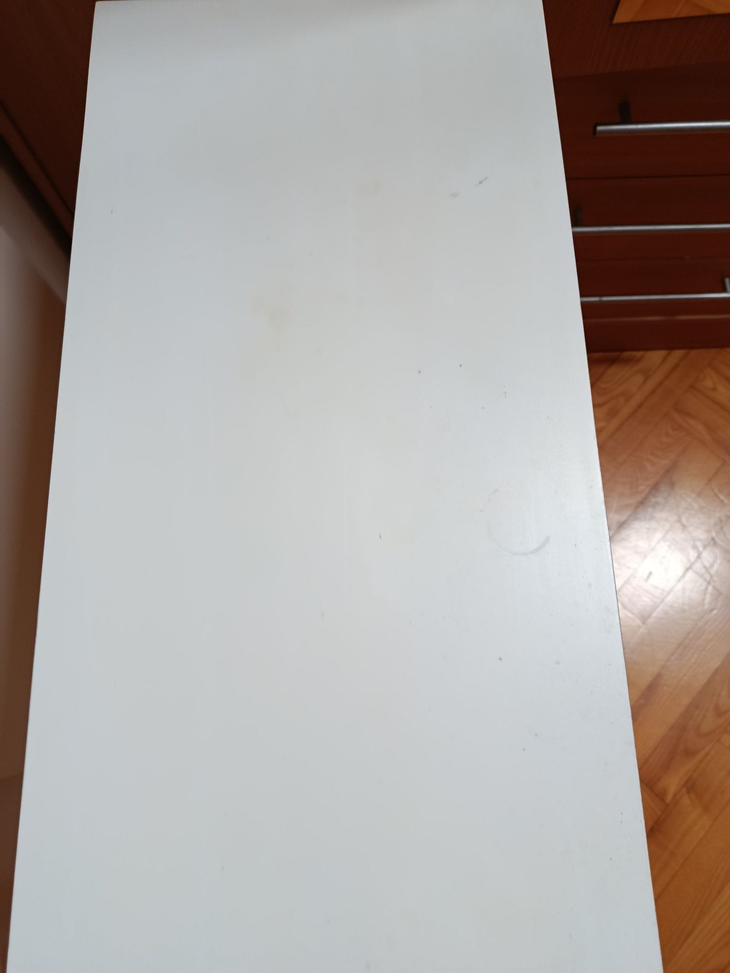 Biała toaletka z szufladami