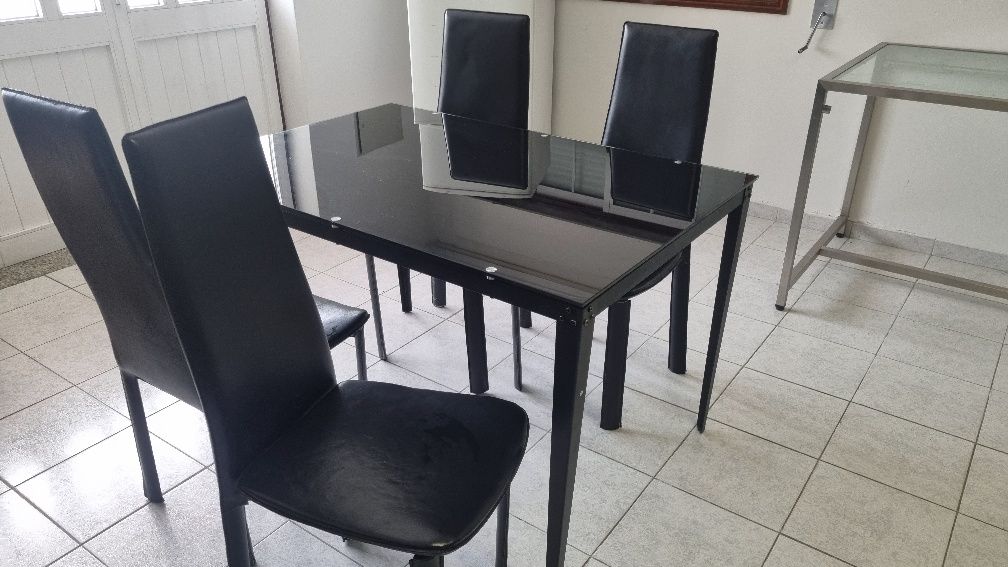 Mesa de vidro preto com 4 cadeiras