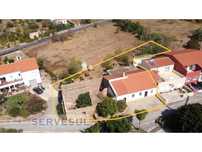 Boa oportunidade de investimento! Casa geminada para renovar, inser...
