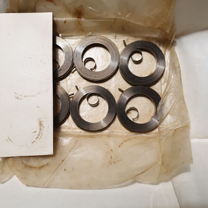 Stare sprężyny do zegarków