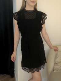 czarna mini sukienka ze zdobieniami i falbankami z halką