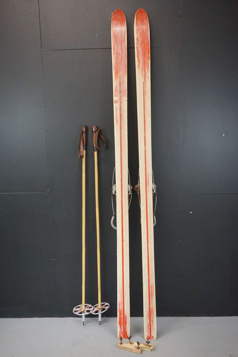 Zabytkowe drewniane narty z kijkami bambusowymi stare