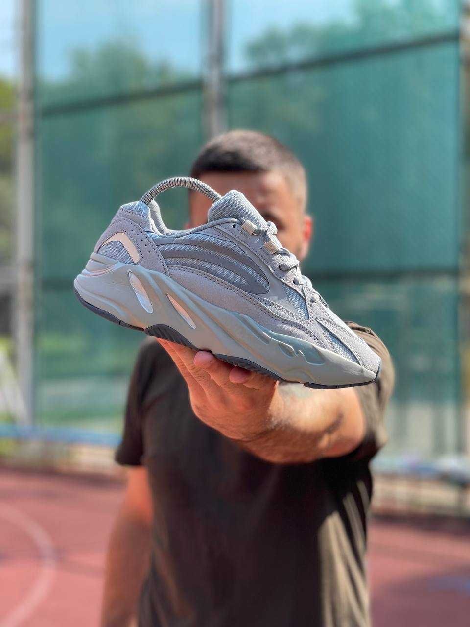 Кросівки Adidas Yeezy Boost 700