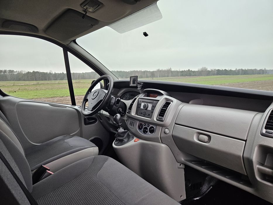 Opel_Vivaro_2.0_CDTI_ 146tys._przebieg_bagażnik_klima