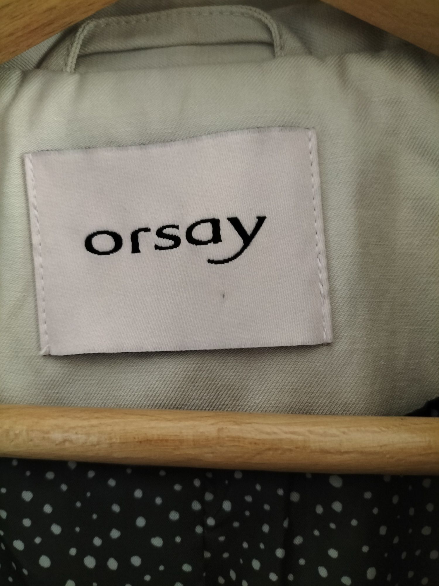 Krótki trencz marki Orsay rozmiar 34 stan bardzo dobry.