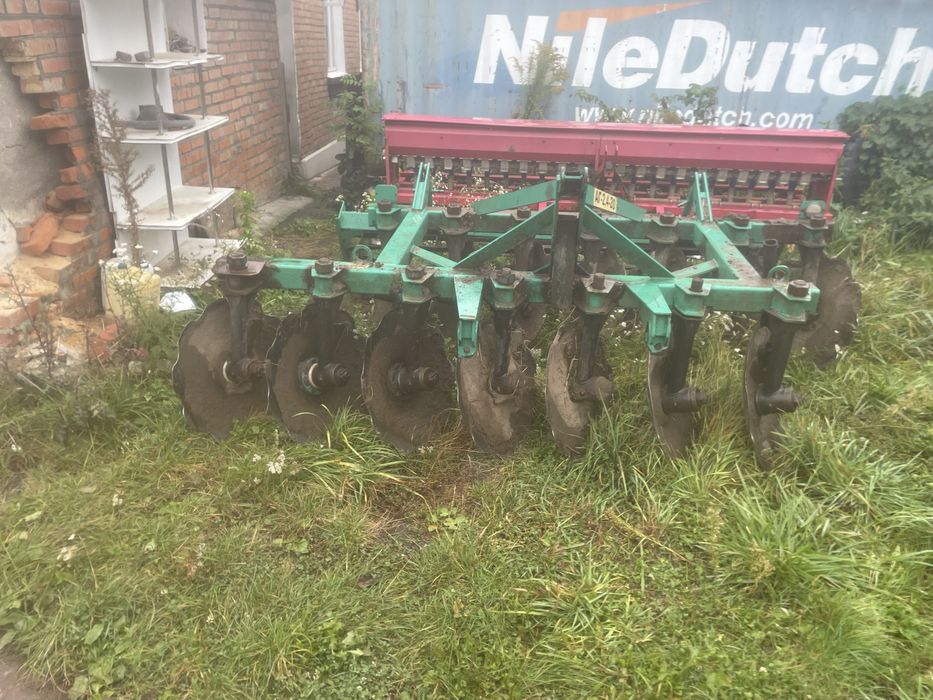 Продам трактор з навесним плуг лівосторонній