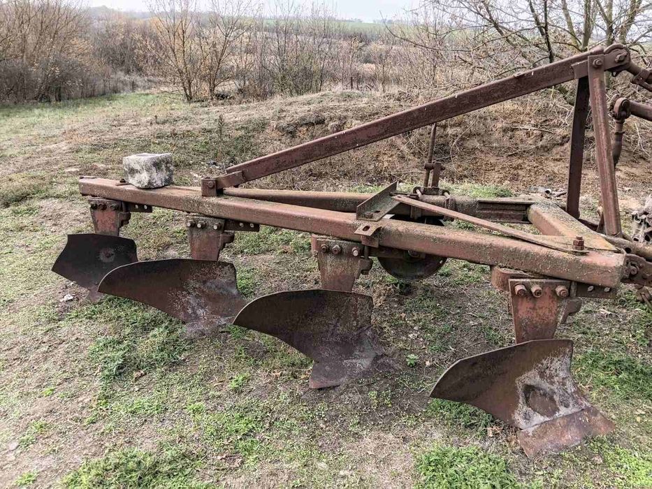 Трактор ДТ 75 с плугом