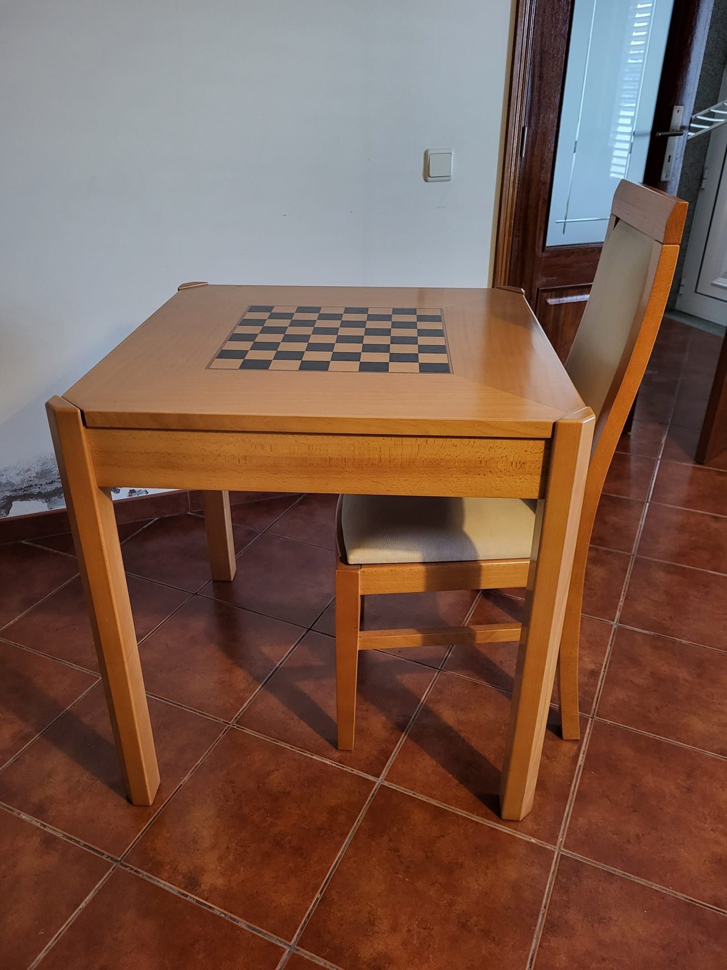 Mesa de jogos e cadeiras