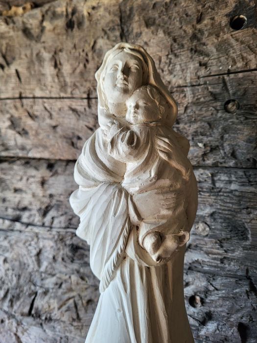 Figurka Matki Bożej z dzieciątkiem Jezus Maryja