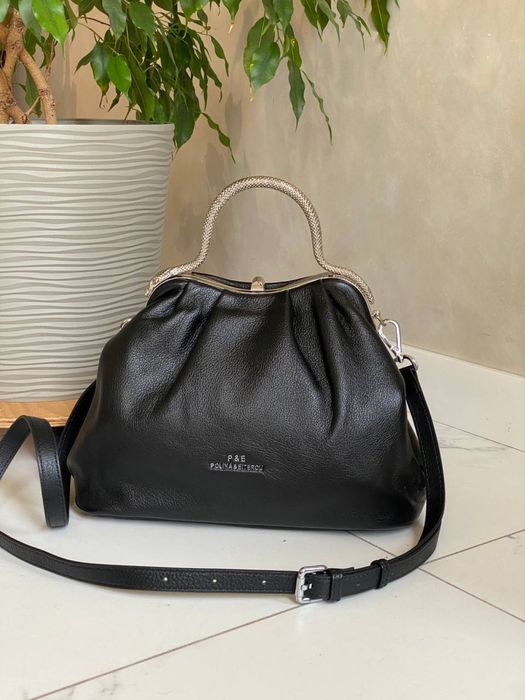 Сумочка з натуральної шаіри з ефектною ручкою