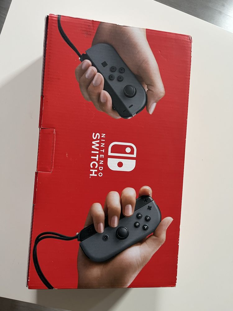 Zestaw Nintendo Switch + Pokémon Sword + Etui Pikachu