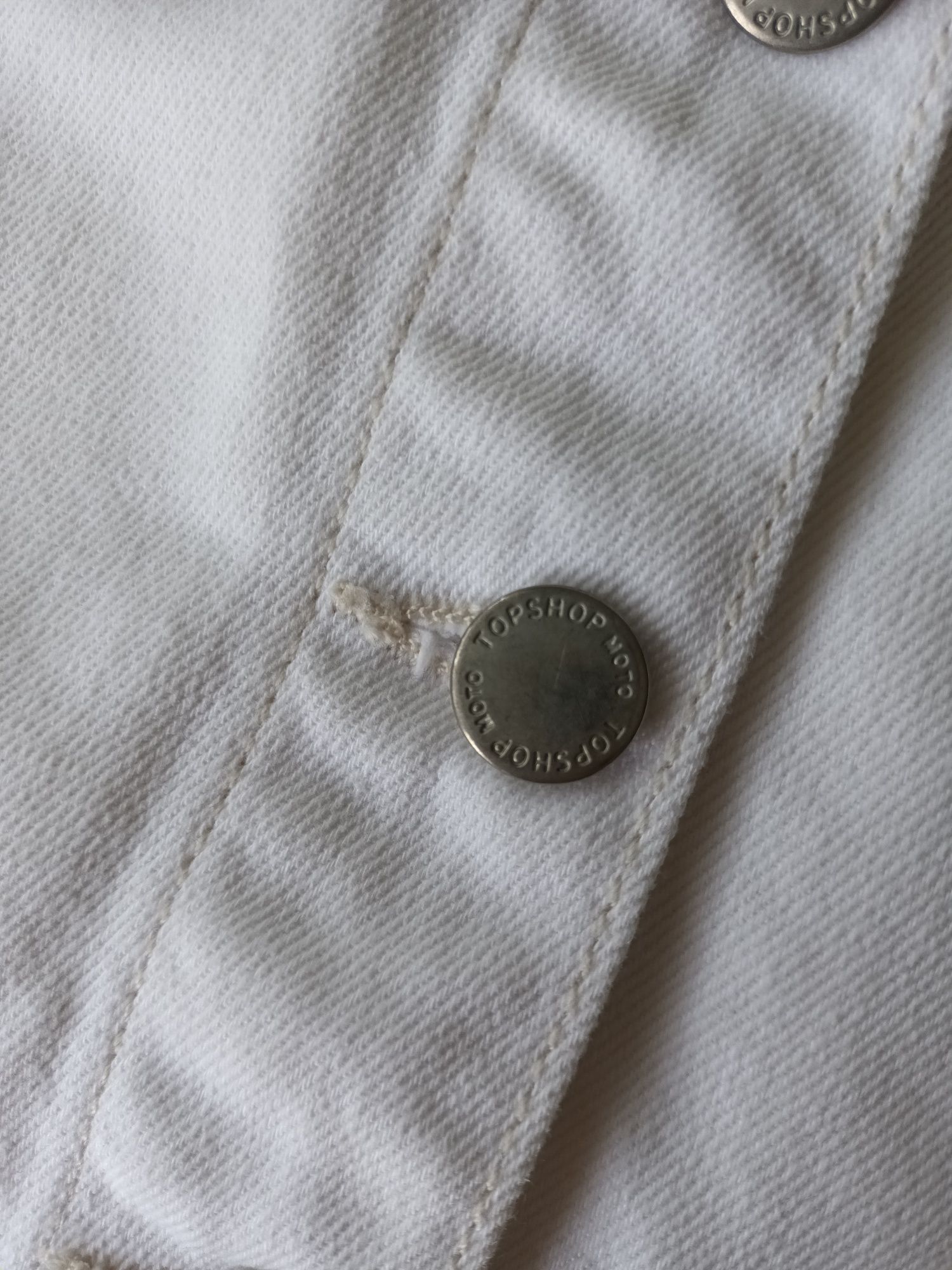 Biała spódniczka mini zapinana na guziki