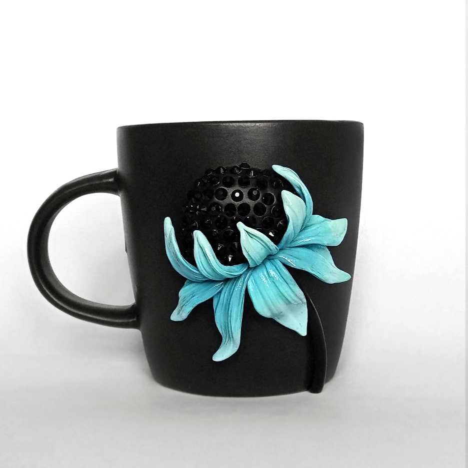 Чашка з декором із полімерної глини. Блакитна та жовта квітка