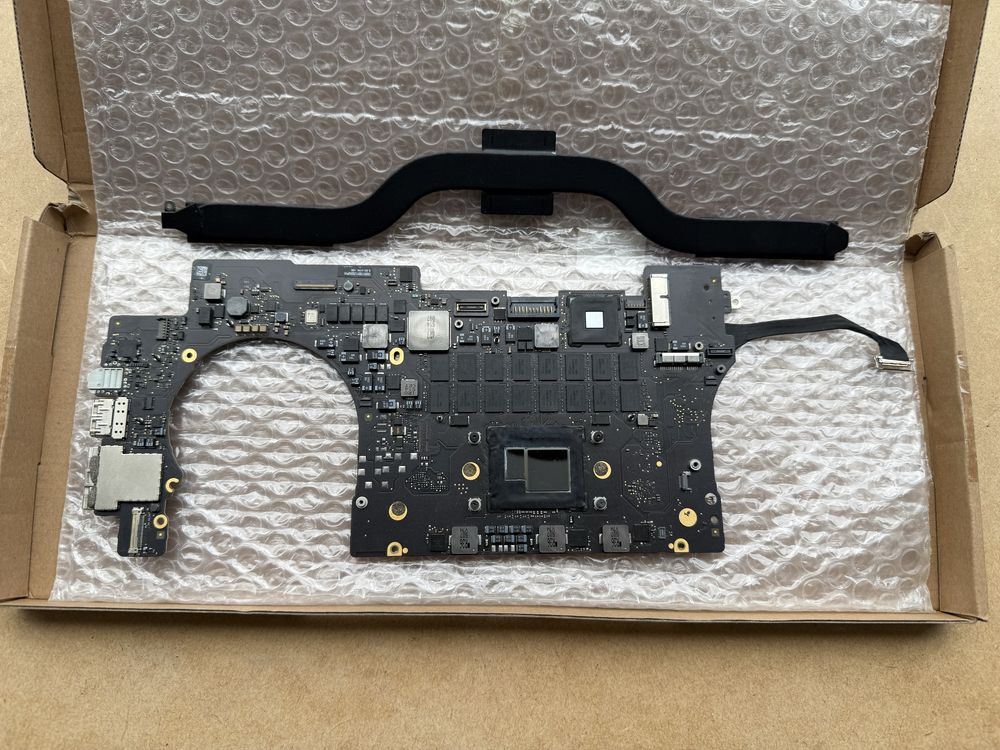 Системна плата на MacBook Pro 15 2015 року під розпайку неробоча