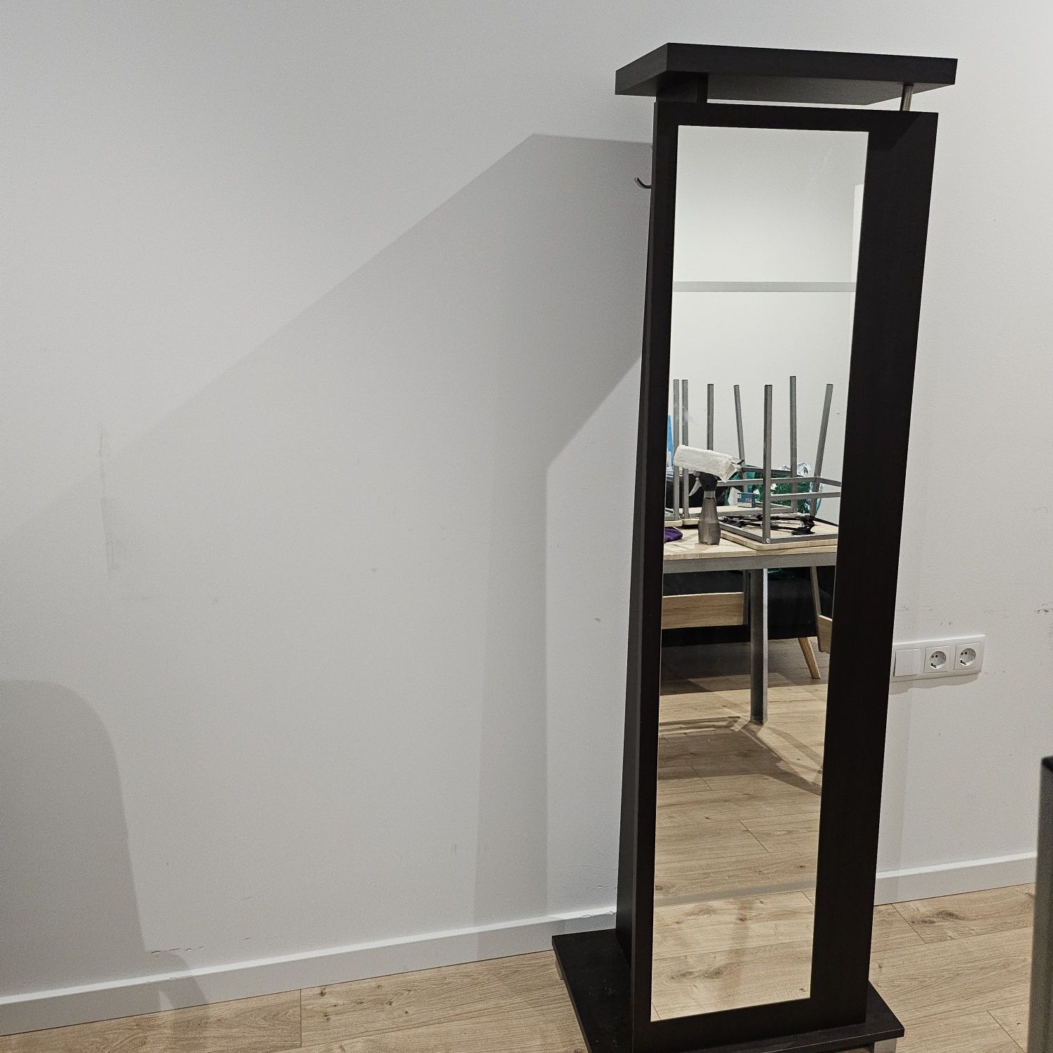Espelho vertical com dois cabides