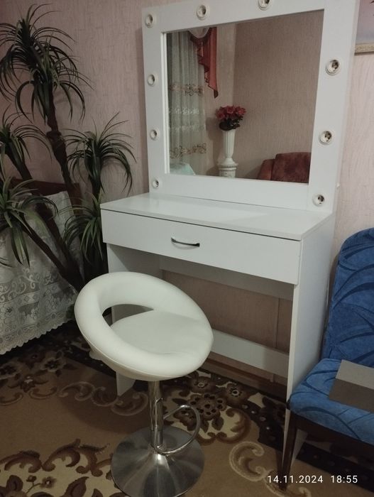 Продам макіяжний стіл