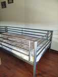 Cama em metal IKEA