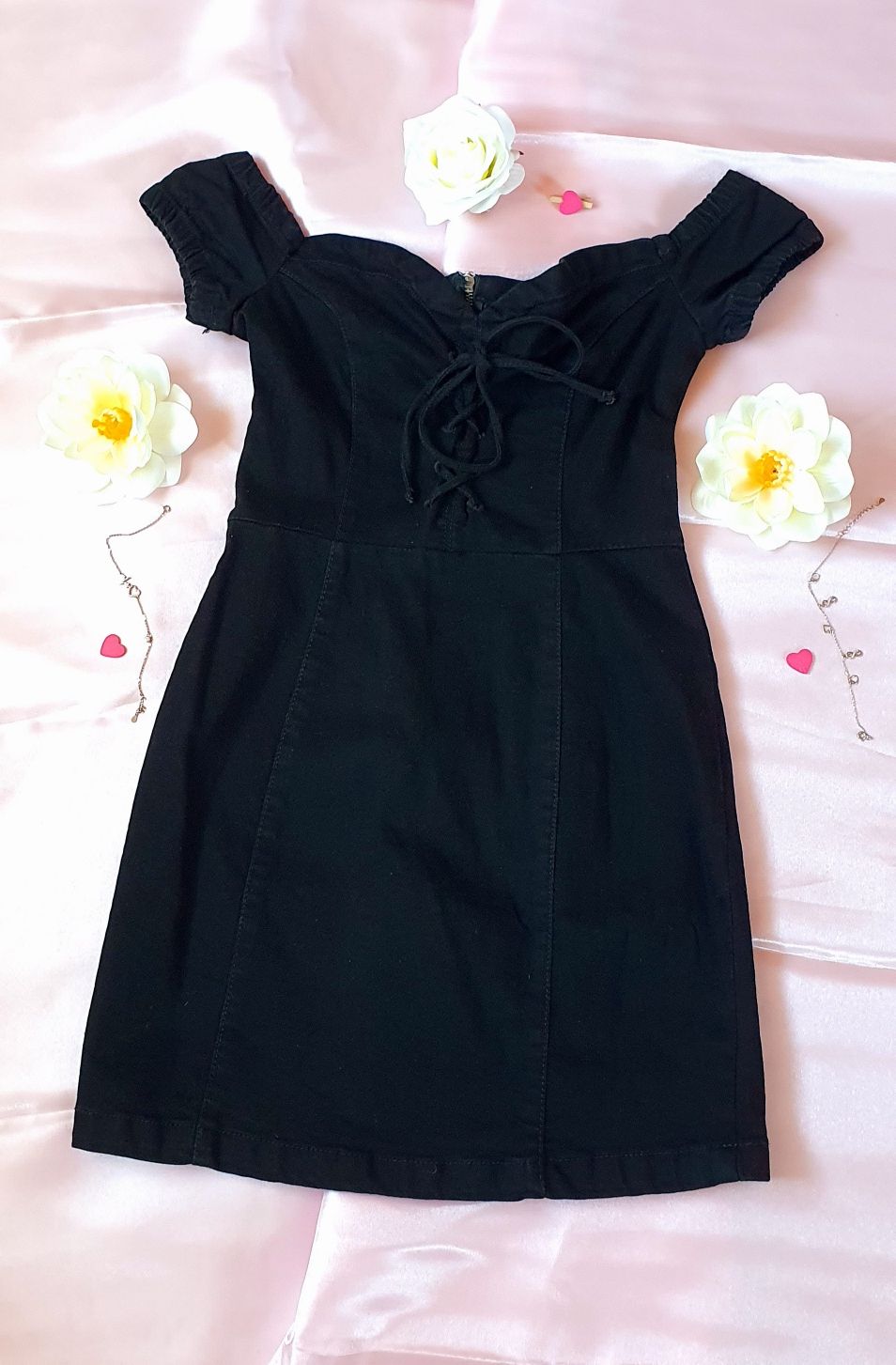 Czarna krótka sukienka wiązana z odkrytymi ramionami  Xs/S