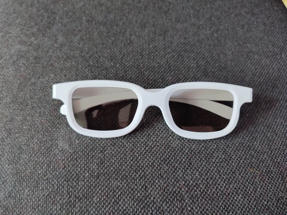 Белые очки для кинотеатра