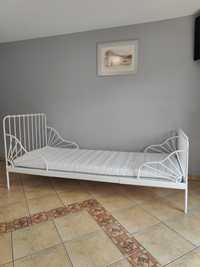 Łóżeczko z materacem, regulowana długość łóżeczka i materaca.
