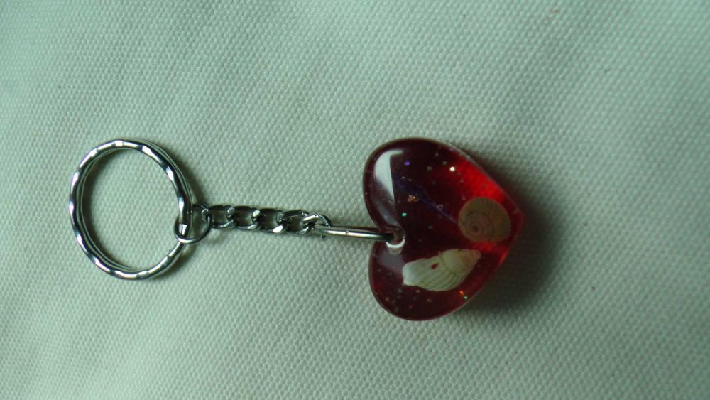 Brelok czerwone serce muszelki opiłki
