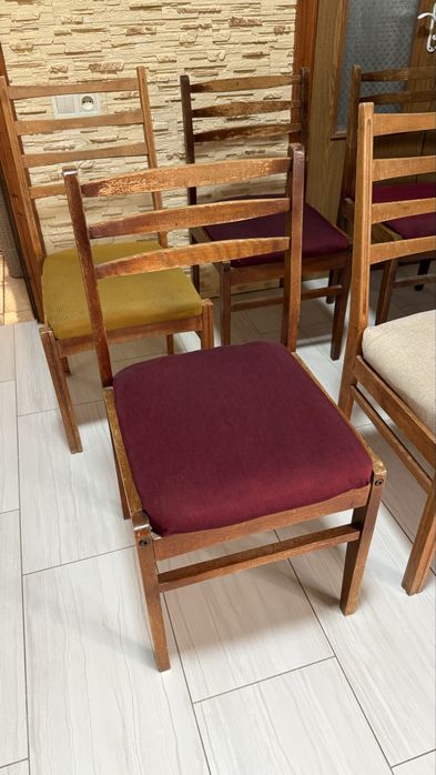 Стільці з мʼякою сидушкою