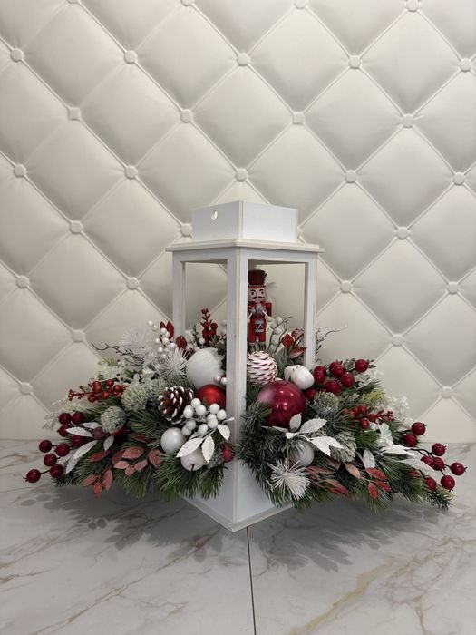 Різдвяна композиція зі штучних квітів «Ліхтарик»