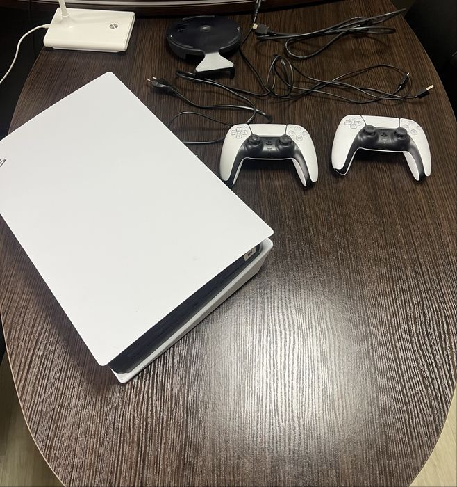 Playstation 5 + 2 Геймпади PlayStation DualSense