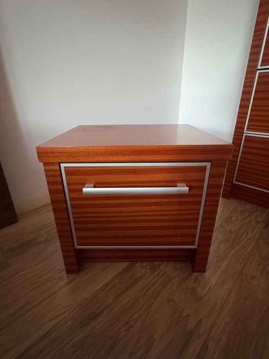 Szafa, komoda i dwa stoliki nocne