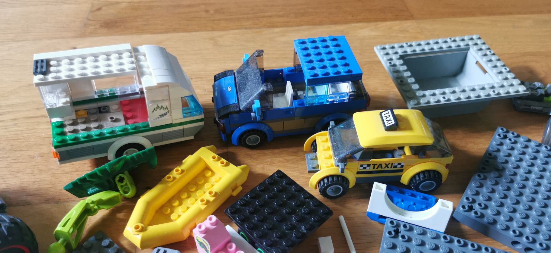 Mix klocków LEGO ~1,5 kg – pojazdy, płytki, minifigurki, różnorodne