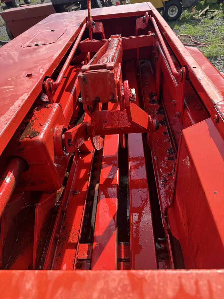 Прес-підбирач марки Massey Ferguson 120