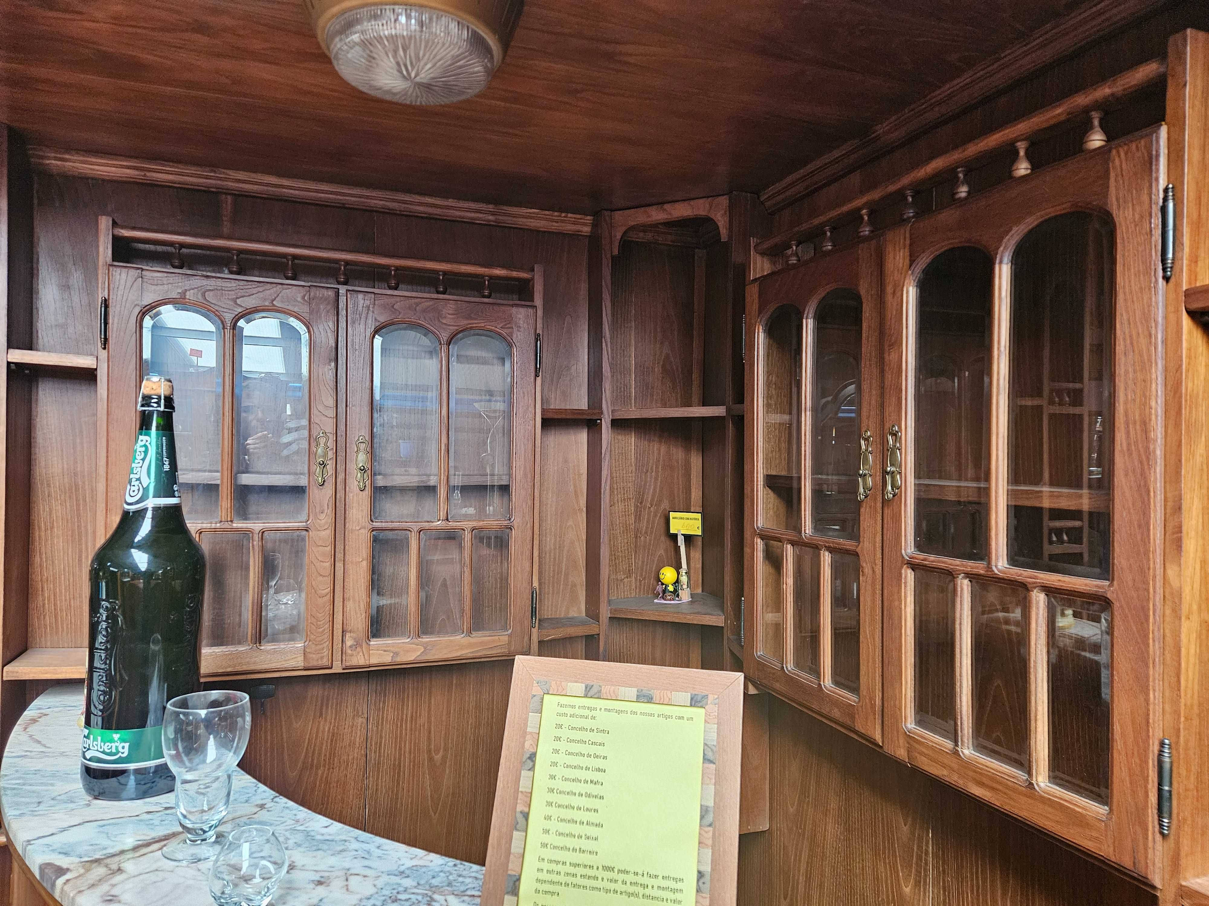 Móvel bar de canto com três bancos - Bom estado
