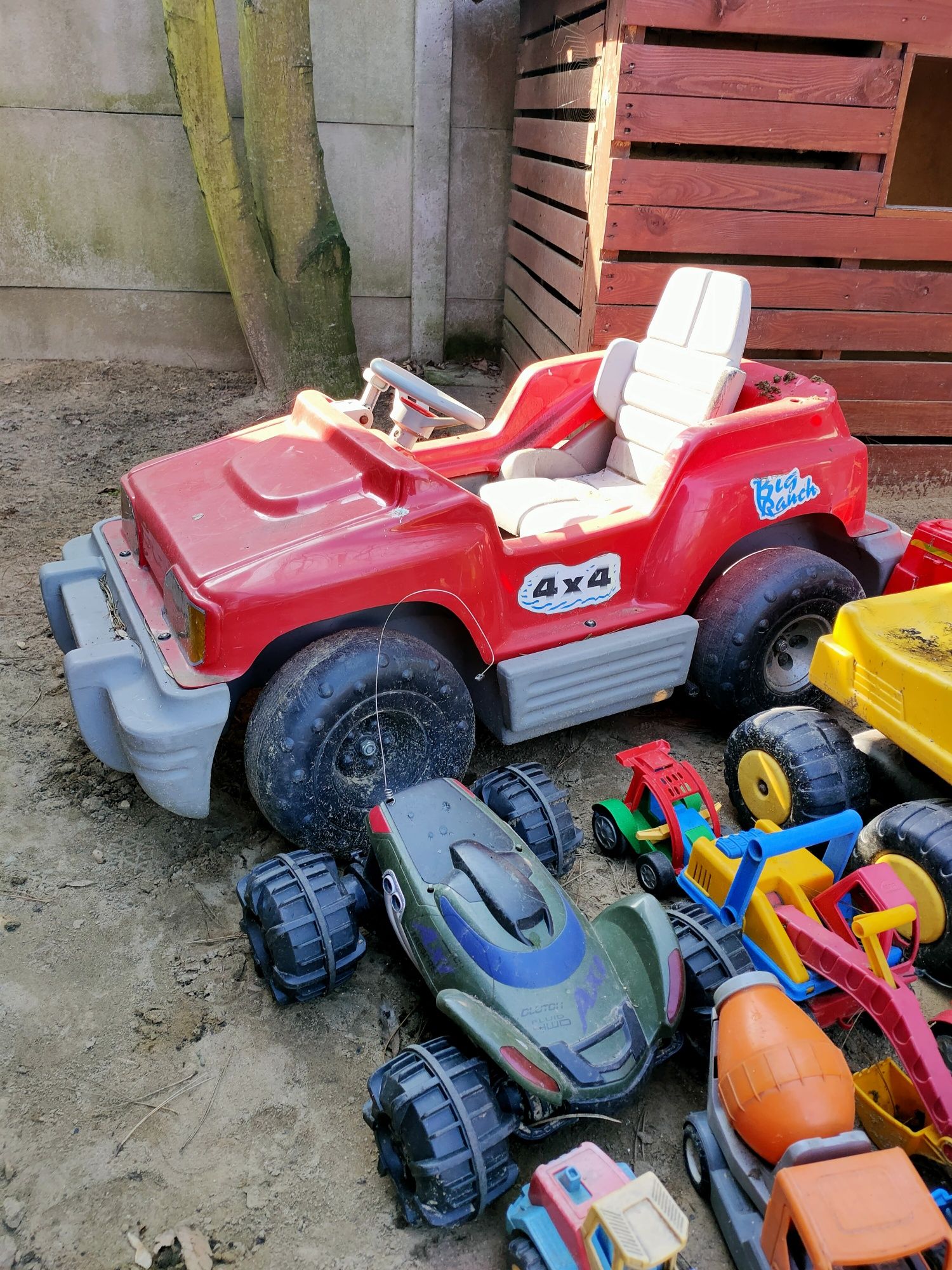 Samochód na akumulator plus cały zestaw.