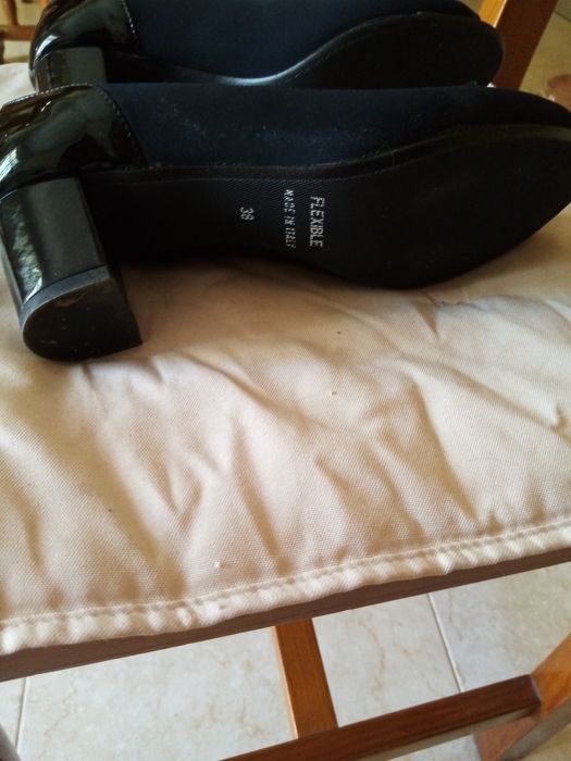 Sapatos novos pretos s/bico marca Fiorella