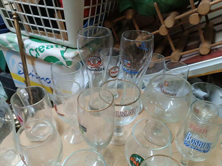 Copos de várias marcas de cervejas