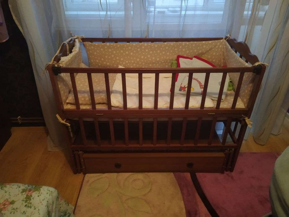 Дитяче ліжечко в гарному стані