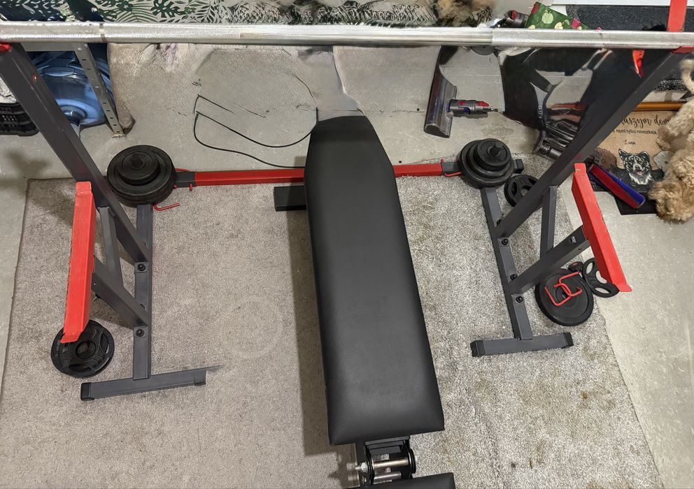 Ławka treningowa ze stojakami – do ćwiczeń w domu