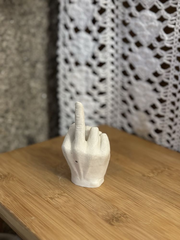 NOVAS - Figuras gesso dedo do meio - new middle finger plaster figures