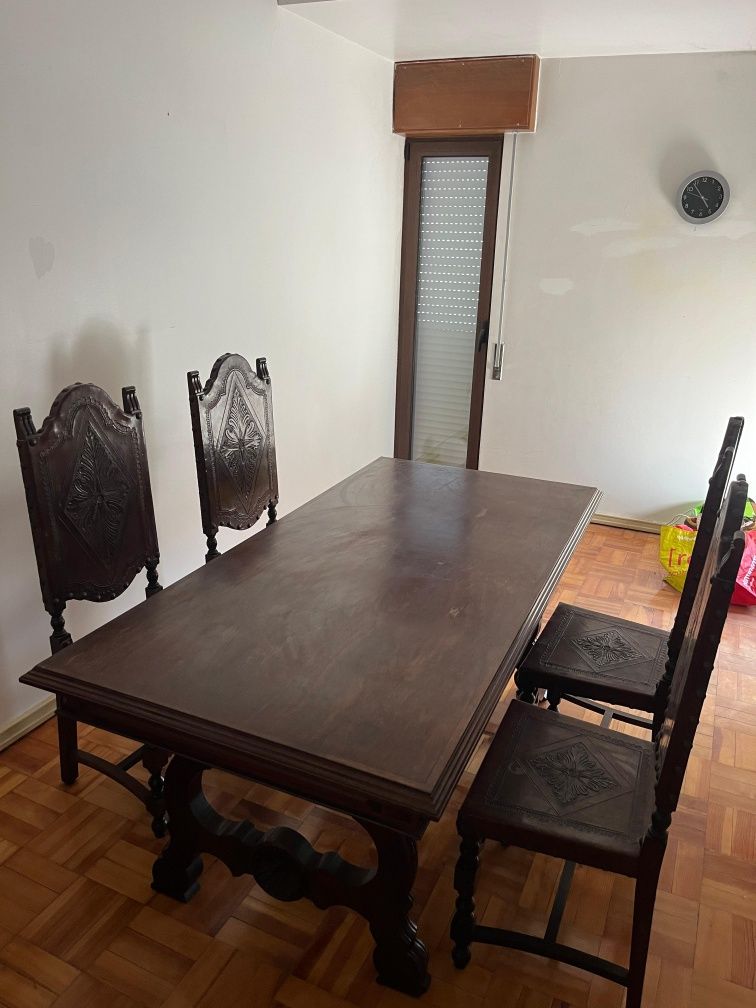 Mesa de Madeira com 6 cadeiras