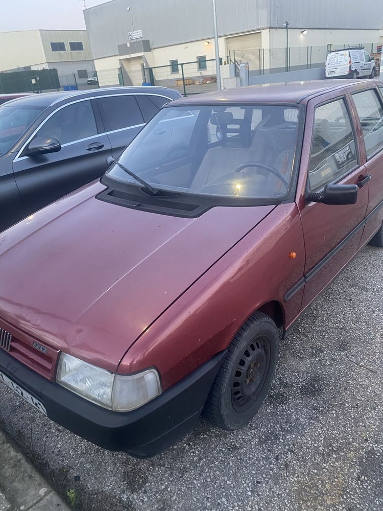 Fiat uno de 5 portas cor vermelha