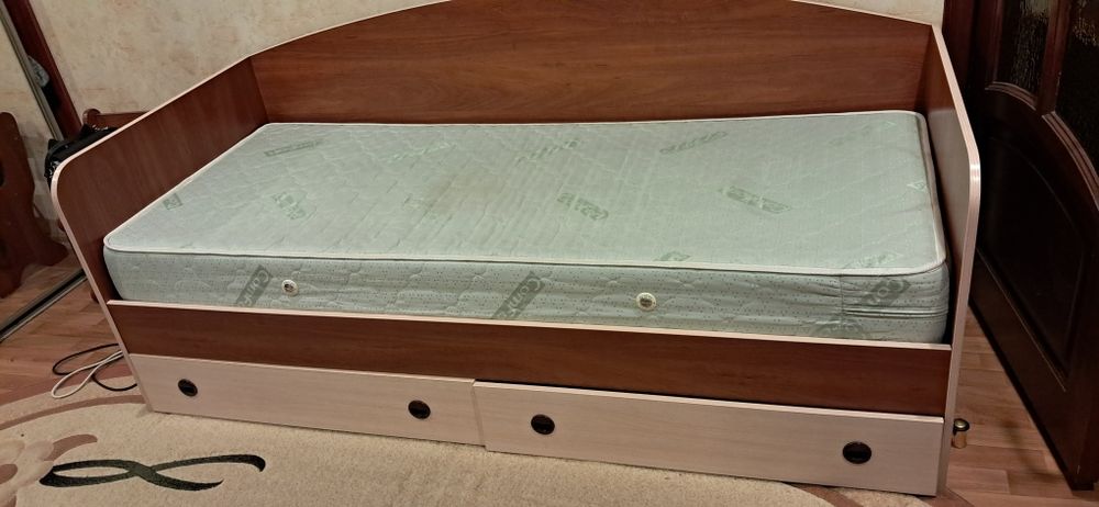 Кровать з матрацом