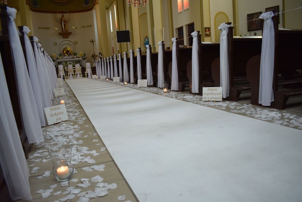 Dekoracje ślubne, dekoracje kościoła, biały dywan, świeczniki, klęczni