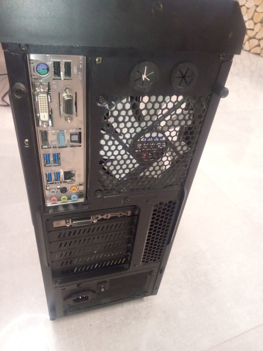 Komputer stacjonarny z monitorem 22"