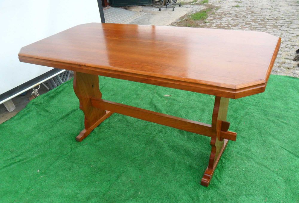 Mesa de cozinha em madeira com cadeiras